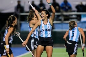 Luciana Aymar y un recuerdo inolvidable del Mundial obtenido en Rosario. Crédito: REUTERS/Andres Stapff