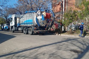 Los equipos permiten extraer sedimentos acumulados dentro de las cañerías.