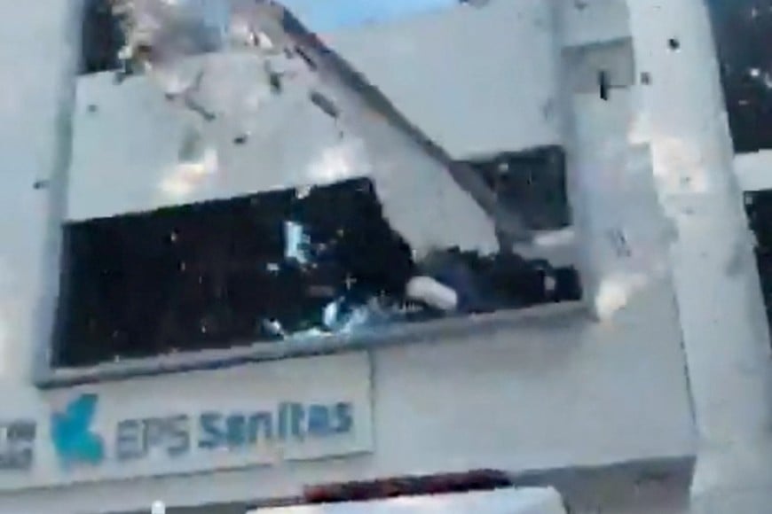 A part of an emergency services building facade falls down during an earthquake in Cali, Colombia August 10, 2026 in this screen grab obtained from a social media video. Social Media/via REUTERS  THIS IMAGE HAS BEEN SUPPLIED BY A THIRD PARTY. NO RESALES. NO ARCHIVES. NEWS USE ONLY.


VERIFICATION:
Emergency services building, other buildings, road layout and trees matched satellite and archive imagery.
Coordinates: 3.418753525929478, -76.54328759391278.
Date verified by statement from the European Mediterranean Seismological Centre (EMSC) and Colombian officials saying an earthquake struck Colombia on August 10.
No older versions of the video found posted online before August 10.