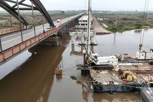La infraestructura del puente ya cuenta con 131 de los 136 pilotes.
Gobierno Provincial.