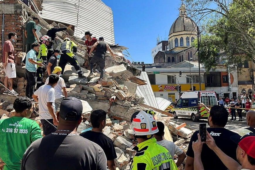 Residents and emergency personnel dig through the debris of a partially collapsed building after an earthquake, in Pereira, Colombia August 10, 2026. REUTERS/Stringer