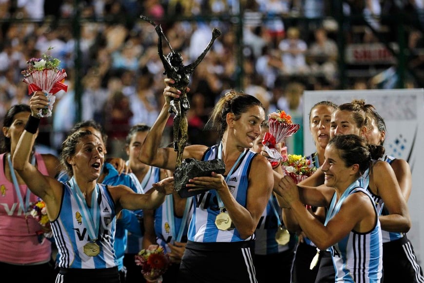 Argentina's captain Luciana Aymar holds their trophy after defeating England in the final match of the Champions Trophy women's field hockey tournament in Rosario February 5, 2012. REUTERS/Enrique Marcarian (ARGENTINA - Tags: SPORT FIELD HOCKEY) rosario santa fe campeonato torneo trofeo de campeones Champions Trophy 2012 hockey sobre cesped femenino partido las leonas seleccion argentina festejo triunfo