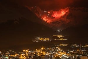 Unos 120 esquiadores que descendieron desde el glaciar Martial. Créditos: Eduardo Pocai