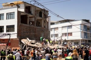 Residentes y personal de emergencia remueven los escombros de un edificio colapsado Créditos: REUTERS/Camilo Rodriguez