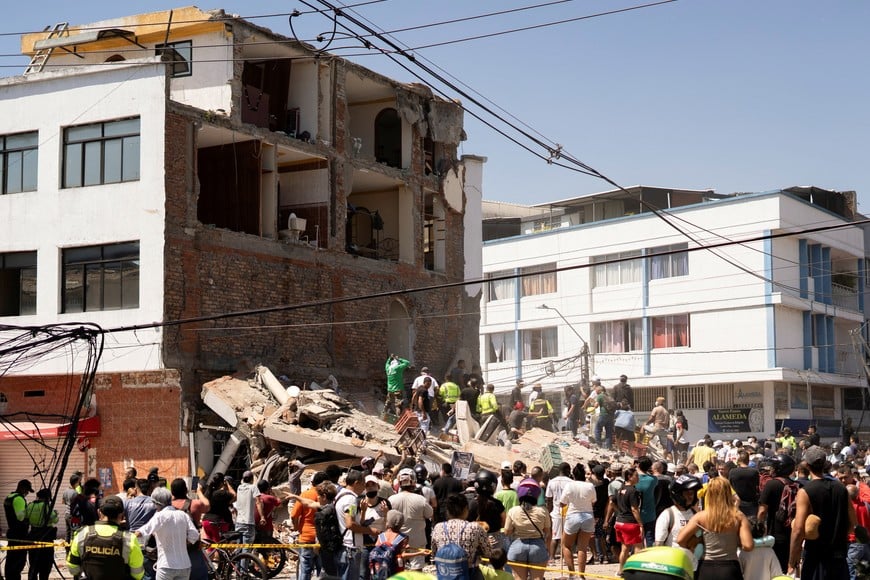 Residents and emergency personnel dig through the debris of a collapsed building after an earthquake, in Cali, Colombia August 10, 2026. REUTERS/Camilo Rodriguez