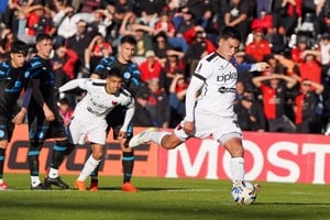 El instante en que el remate de Ignacio Lago, desde los doce pasos, se convertirá en el gol de Colón para la victoria contra el "Candombero" del último domingo.