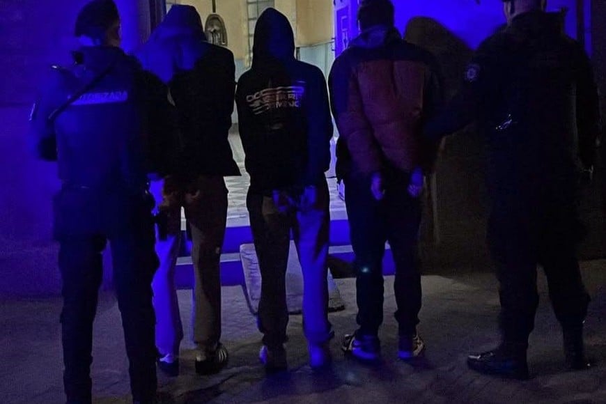Amenazaron a un vendedor de celulares para cobrar una supuesta deuda y terminaron presos