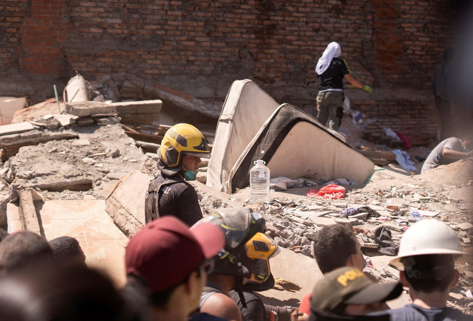 Equipos de rescate buscaban víctimas entre los escombros. 