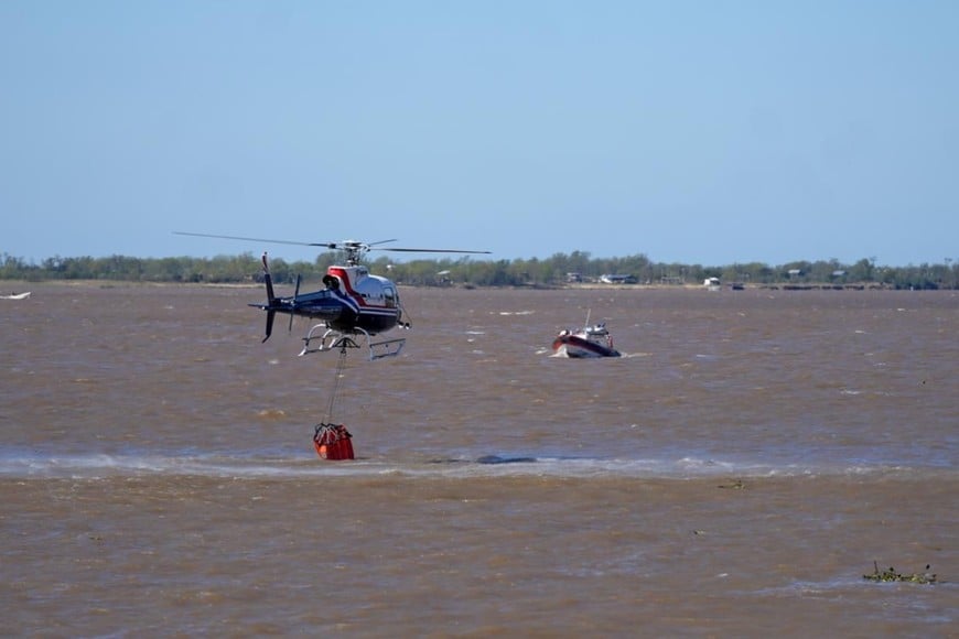 Las aeronaves realizaron maniobras coordinadas de carga y lanzamiento de agua.
