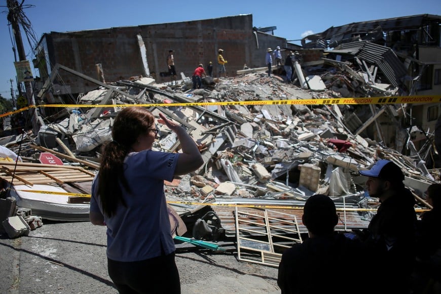 Residents gather at the site of a collapsed building after an earthquake, in Dosquebradas, Colombia, August 10, 2026. REUTERS/Juan David Duque