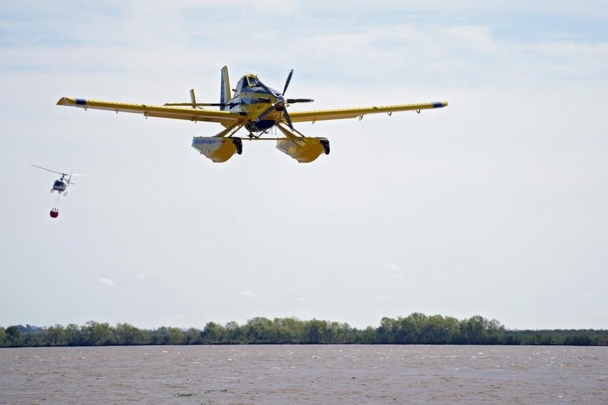 La nueva flota aérea de Santa Fe realizó pruebas sobre el río Paraná.