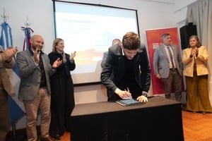 El gobernador firma los convenios con los bancos para poner activos las líneas crediticias. Crédito: Gobierno de Santa Fe