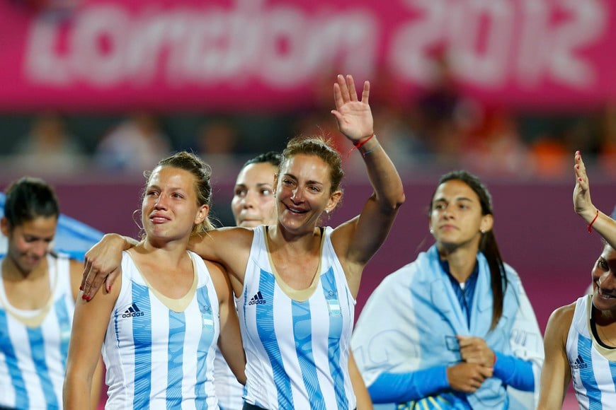 Argentina's Luciana Aymar (C) with team mates greets spectators after being defeated by Netherlands during their women's gold medal hockey match at the Riverbank Arena at the London 2012 Olympic Games August 10, 2012. REUTERS/Suzanne Plunkett (BRITAIN - Tags: SPORT OLYMPICS SPORT FIELD HOCKEY) londres inglaterra Luciana Aymar juegos olimpicos londres 2012 hockey sobre cesped femenino partido seleccion argentina las leonas holanda