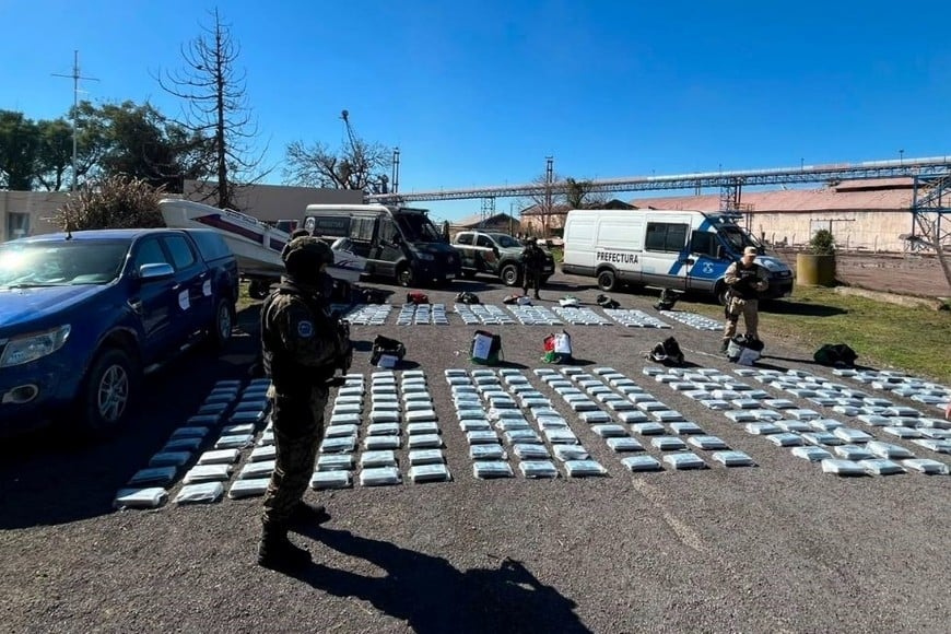 La droga total incautada pesó casi media tonelada. Foto: PNA