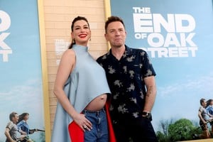 Anne Hathaway deslumbró con su look durante la avant-première en Los Ángele