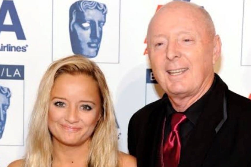Davis es hija del comediante Jasper Carrott.