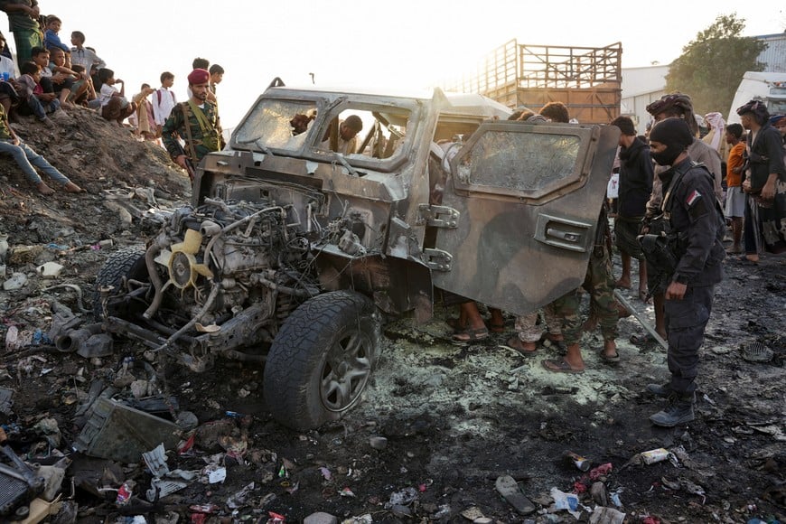 Members of security forces inspect the site of a deadly car bomb attack near the southern port city of Aden, Yemen, January 21, 2026. REUTERS/Stringer TPX IMAGES OF THE DAY