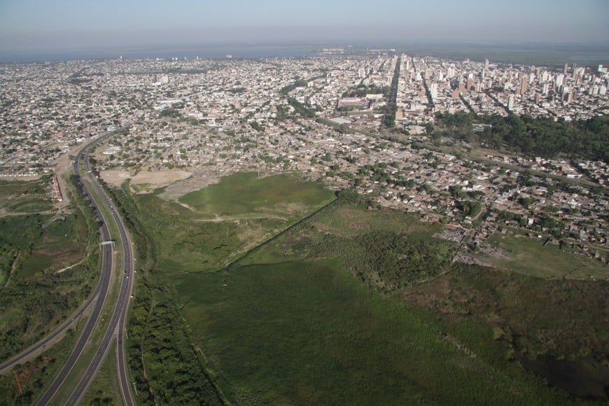 Aérea. El acceso por la autopista a la capital provincial. Foto: Archivo Mauricio Garín
