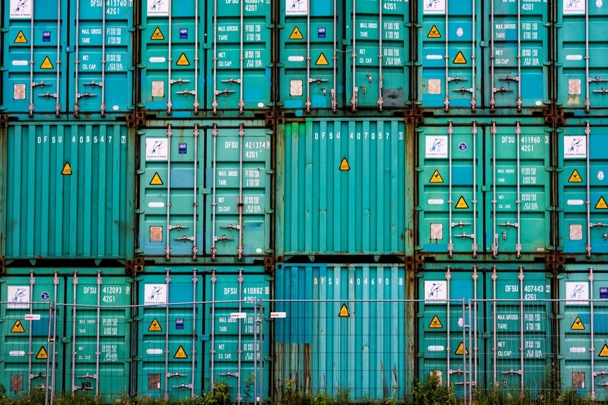 Los típicos contenedores marítimos donde llegan las importaciones.