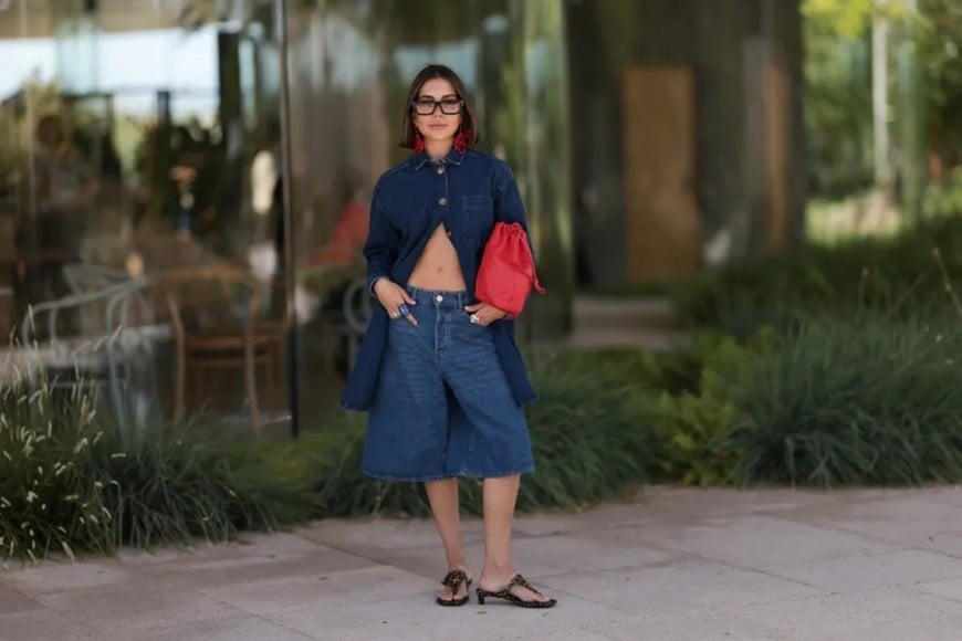 Los jeans son uno de los aliados ideales para llevar esta propuesta retro.