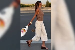 El diseño tipo ojota suma altura y se adapta a diferentes looks urbanos.
