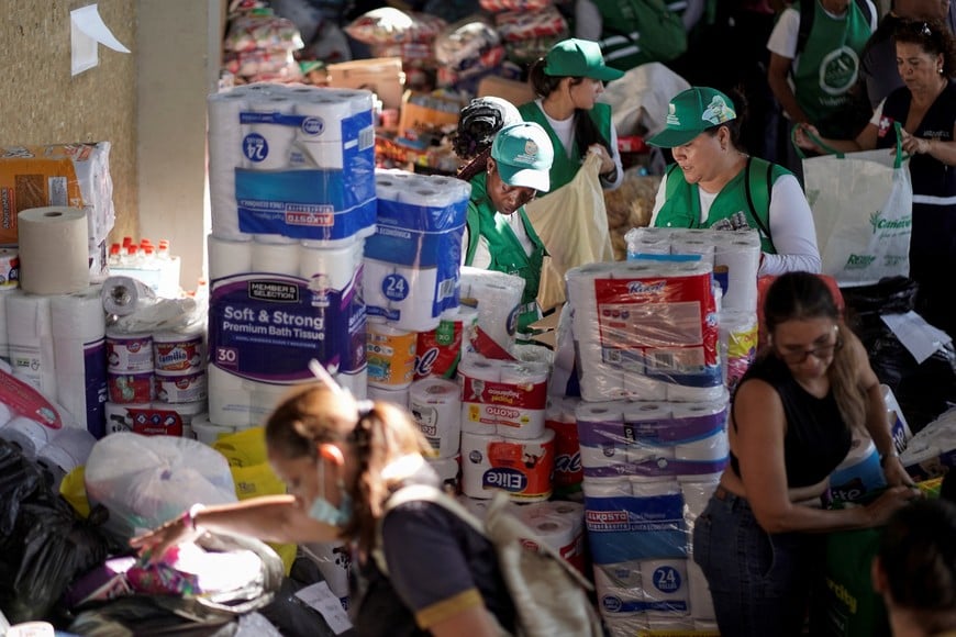 People sort food and relief supplies at a relief supply center, in the aftermath of an earthquake, in Cali, Colombia, August 11, 2026. REUTERS/Sergio Acero