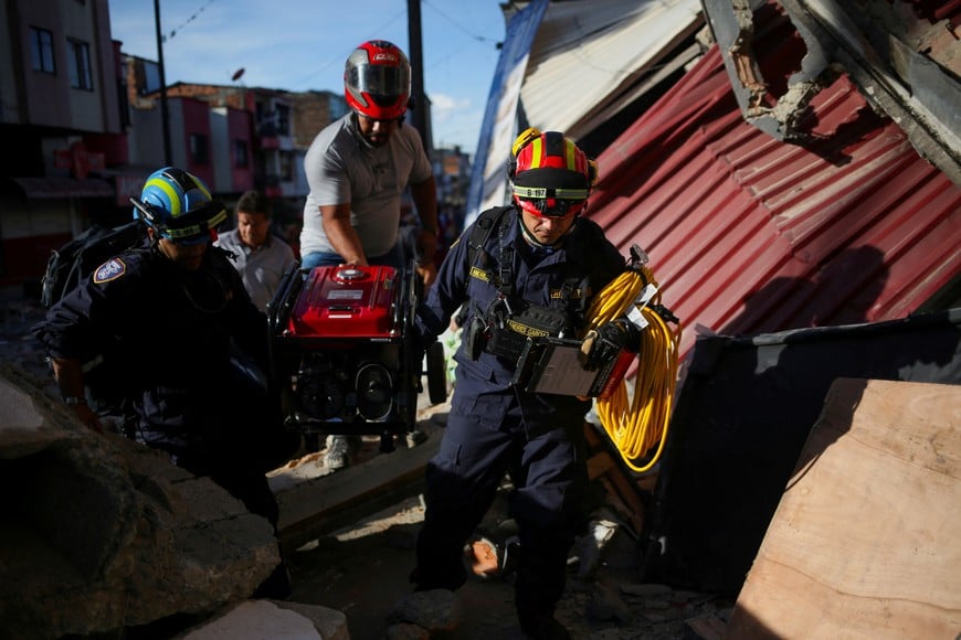 Emergency personnel work at the site of a damaged building following an earthquake in Pereira, Colombia, August 11, 2026. REUTERS/Juan David Duque