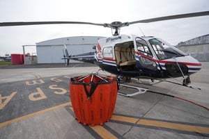 El helicóptero fue equipado con un helibalde de 900 litros.