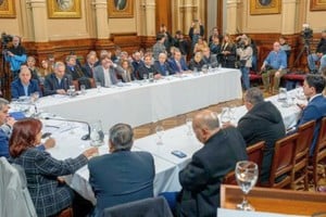 En el Senado argentino, se realizó un debate sobre el estado de la producción nacional, encabezado por los senadores Jorge Capitanich y Marcelo Lewandowski, con la participación de sectores empresariales, industriales y agroindustriales.