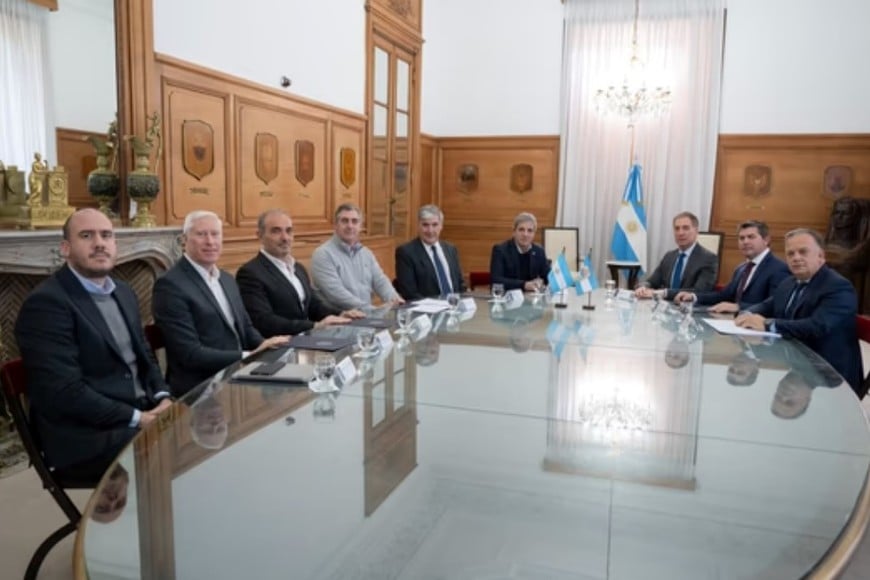 Funcionarios nacionales con el gobernador Orrego.