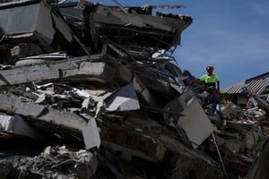 Los equipos de rescate trabajan entre edificios derrumbados Créditos:REUTERS/Luisa Gonzalez