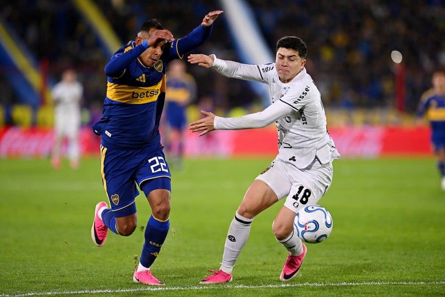 Soccer Football - Copa Sudamericana - Round of 16 - First Leg - Boca Juniors v Recoleta - Estadio Tomas Adolfo Duco, Buenos Aires, Argentina - August 11, 2026
Boca Juniors' Sebastian Villa Cano in action with Recoleta's Pedro Rios REUTERS/Rodrigo Valle