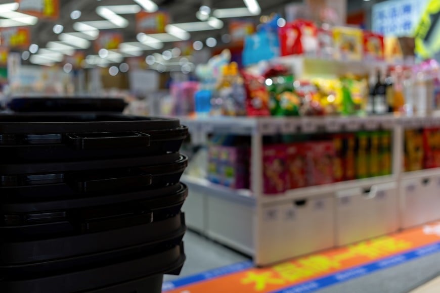 Plásticos, electro y más. La variedad de productos es considerable y al alcance de la mano.