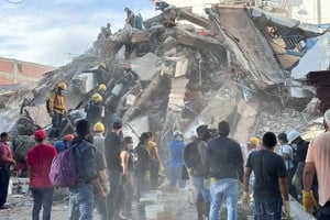 Personal de emergencia trabaja en el lugar de un edificio colapsado tras el terremoto en Cali. REUTERS/Juan Pablo Arbelaez