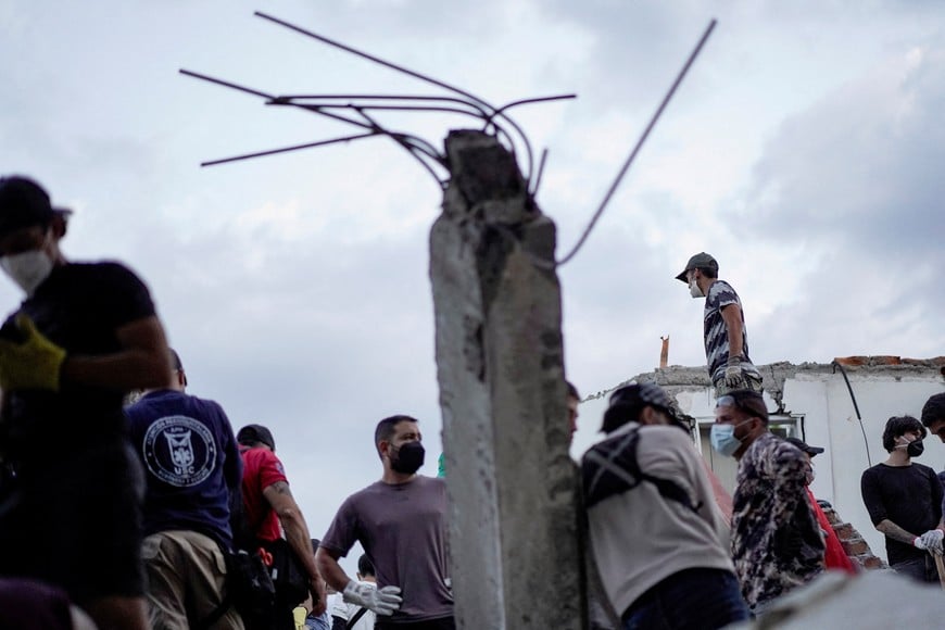 Volunteers and emergency personnel gather at the site of a collapsed building following an earthquake, in Cali, Colombia, August 10, 2026. REUTERS/Sergio Acero? TPX IMAGES OF THE DAY