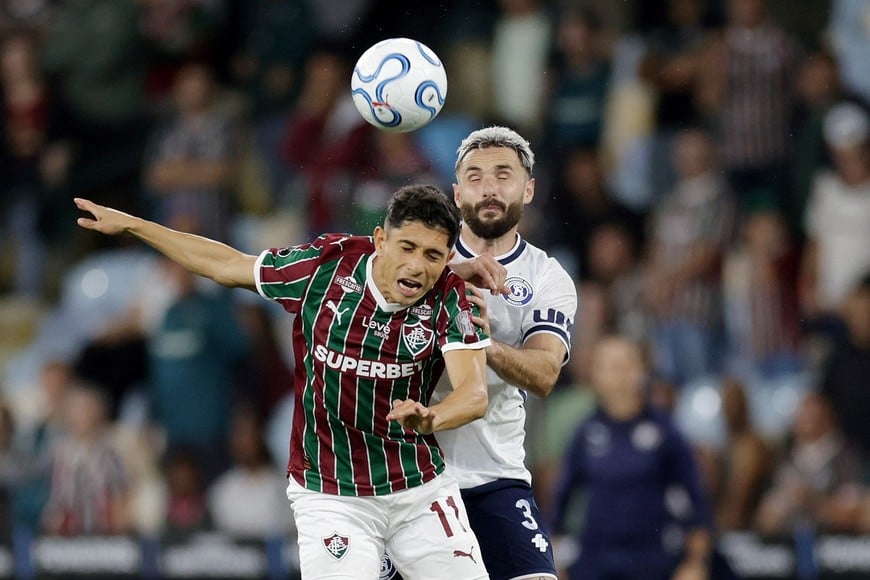 Soccer Football - Copa Libertadores - Round of 16 - First Leg - Fluminense v Independiente Rivadavia - Estadio Maracana, Rio de Janeiro, Brazil - August 11, 2026
Fluminense's Jefferson Savarino in action with Independiente Rivadavia's Ezequiel Bonifacio REUTERS/Ricardo Moraes
