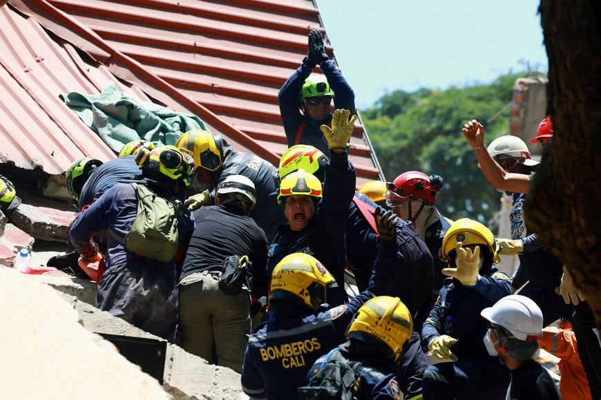 Firefighters react as they rescue a person following an earthquake, in Cali, Colombia, August 11, 2026. REUTERS/Raquel Cunha TPX IMAGES OF THE DAY