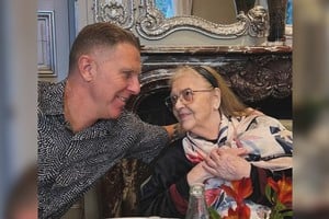 Alejandro Fantino junto a su madre.