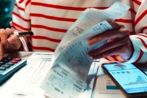 La demanda crediticia se extendió a la cobertura de los consumos básicos y al pago de deudas anteriores, y generó una espiral de difícil salida.