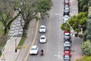 Si bien la nueva ciclovía por Illia elimina un carril de circulación, "parte de ese espacio actualmente no funciona de manera efectiva como carril porque suele estar ocupado por vehículos estacionados", dijo Hurani. Foto: Fernando Nicola