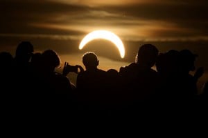 Europa mira al cielo por un eclipse solar total histórico. Foto: Reuters