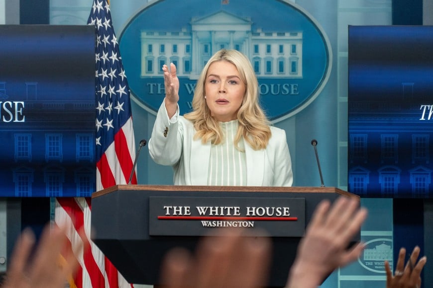 (260325) -- WASHINGTON D.C., 25 marzo, 2026 (Xinhua) -- La secretaria de Prensa de la Casa Blanca, Karoline Leavitt, gesticula durante una rueda de prensa, en Washington D.C., Estados Unidos, el 25 de marzo de 2026. El presidente estadounidense Donald Trump "desatará el infierno" si Irán se niega a llegar a un acuerdo sobre la guerra que Estados Unidos e Israel libran contra Irán, declaró el miércoles la secretaria de prensa de la Casa Blanca, Karoline Leavitt. (Xinhua/Li Yuanqing) (da) (vf)