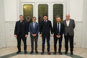Pullaro con industriales y los ministros Puccini y Olivares en la sede empresarial en CABA. Foto: Gobierno de Santa Fe.