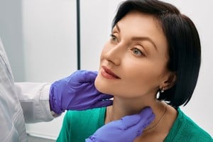 La tiroides es una pequeña glándula ubicada en la parte anterior del cuello que produce hormonas