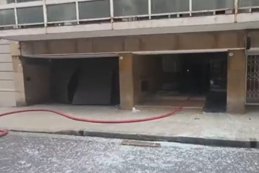 Cuatro dotaciones de Bomberos de la Ciudad trabajaron en la estructura de 13 pisos.