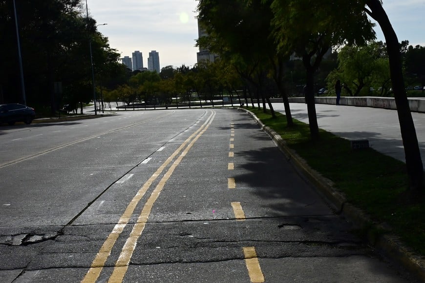 Así va quedando la demarcación de la ciclovía de doble mano que bordea al Parque del Sur. Foto: Flavio Raina
