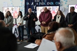 Del encuentro con vecinos participaron los concejales Julián Martínez, Carolina Capovilla, Ignacio Laurenti, Cecilia Battistutti, Leonel Méndez, Titi Barletta y Violeta Quiroz. Gentileza: Concejo Santa Fe.