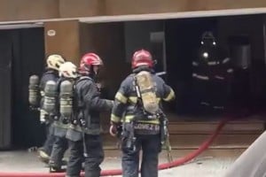 Cuatro dotaciones de Bomberos de la Ciudad trabajaron en la estructura de 13 pisos.