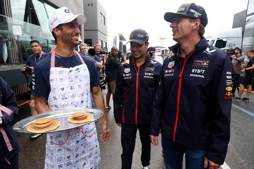 Formula One F1 - Dutch Grand Prix - Circuit Zandvoort, Zandvoort, Netherlands - August 24, 2023
AlphaTauri's Daniel Ricciardo, Red Bull's Sergio Perez and Max Verstappen ahead of the Dutch Grand Prix REUTERS/Yves Herman