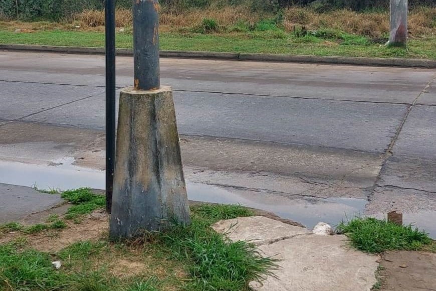 Las fotos muestran el problema descripto por los vecinos de Barrio El Pozo, que así se ven sumamente perjudicados.